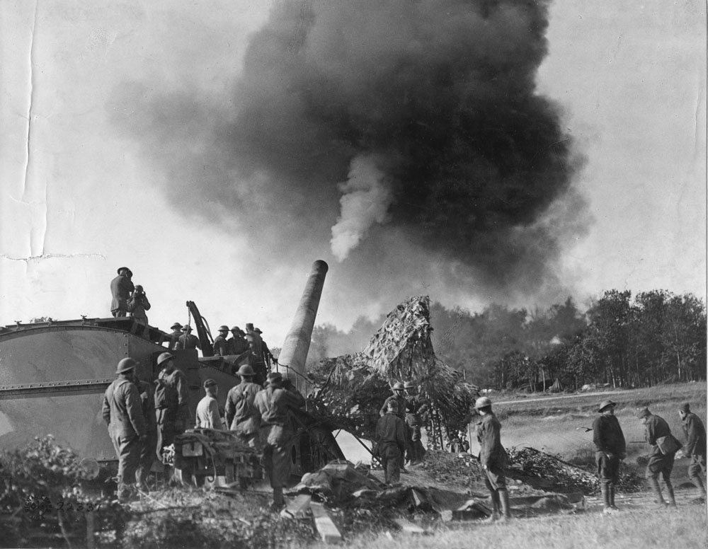A 14 inch railway gun manned by United States Coastal Artillerymen.