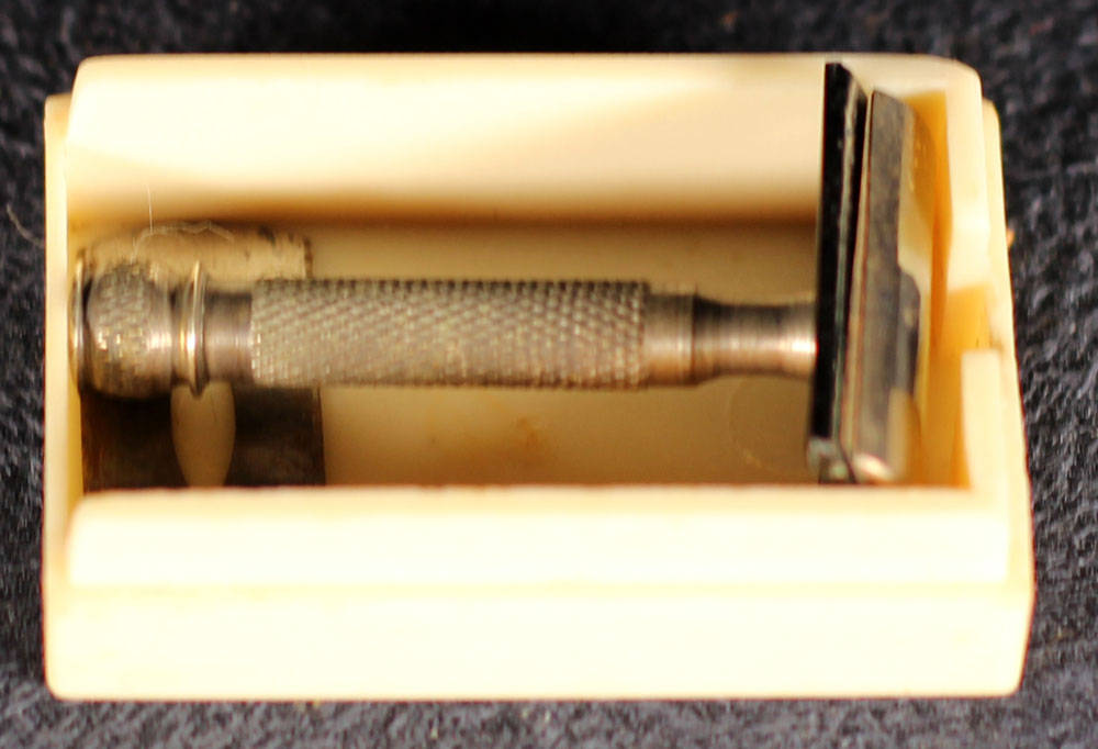 This safety razor is called the Laurel, also known as the Laurel Dumb-Bell due to its shape.