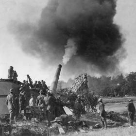 A 14 inch railway gun manned by United States Coastal Artillerymen. 