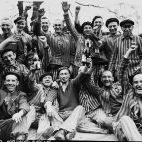Prisoners at Dachau cheer on liberation 