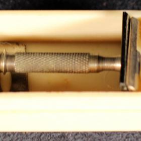 This safety razor is called the Laurel, also known as the Laurel Dumb-Bell due to its shape.